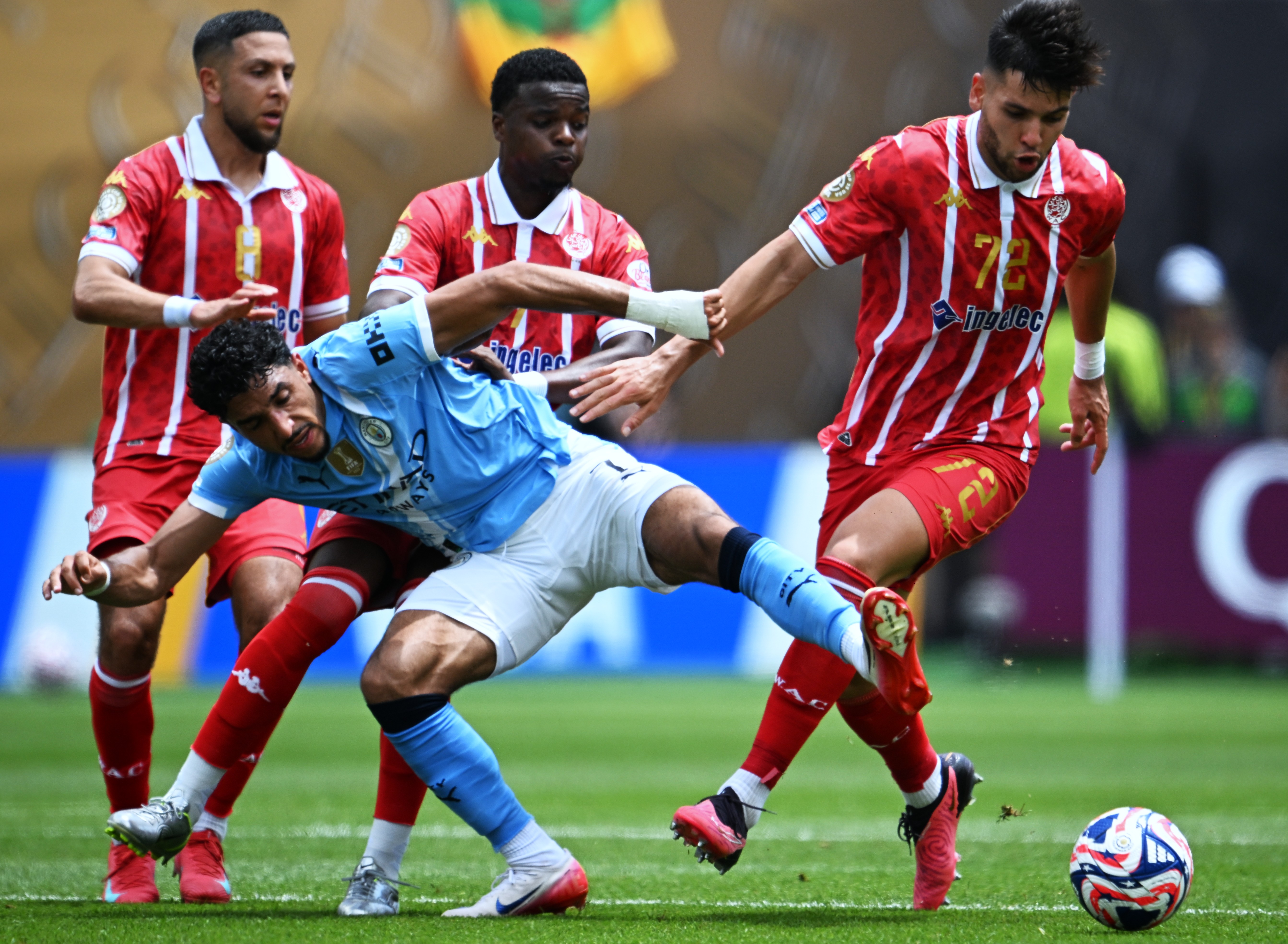 包含曼城训练开放日，清晨远射贴柱引欢呼，足总杯在即，赛程密集仍需轮换的词条